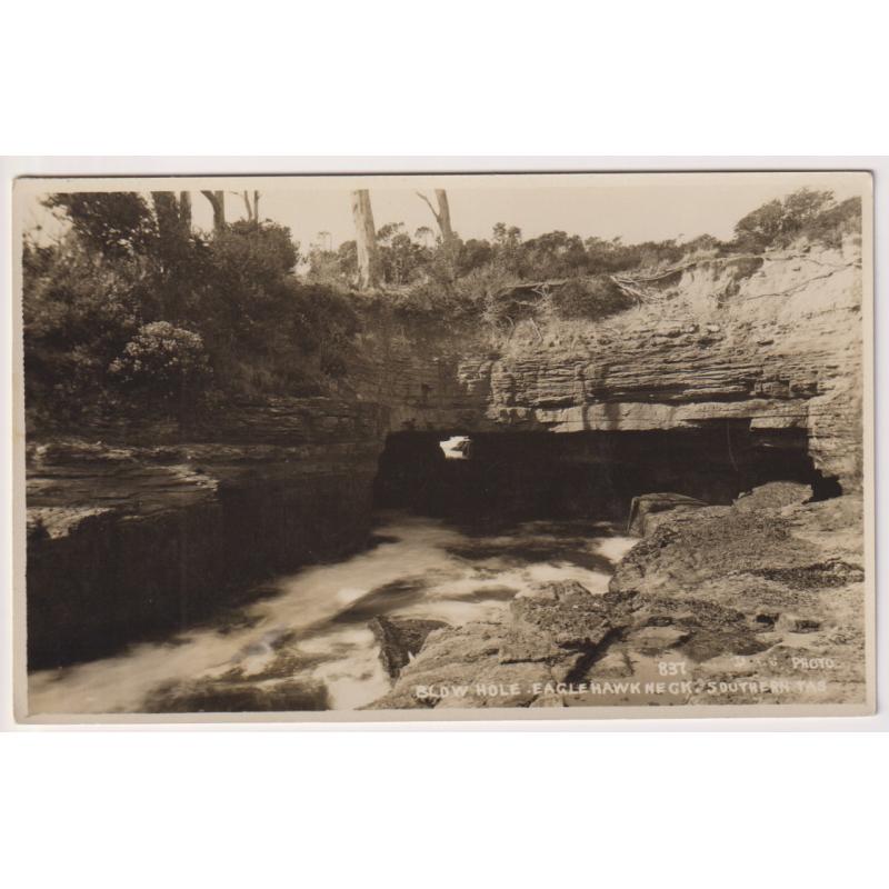(BB1366) TASMANIA · 1920s: unused real photo card by D.I.C. (Fellowes) with a view of the BLOW HOLE EAGLEHAWK NECK numbered '837' in VF condition