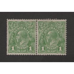 (BB15150) AUSTRALIA · 1926: mint Die II pair 1d green KGV defins (SM wmk · perf.13½x12½) BW 81(1)i,i · clean hinge remnant · nice appearance · c.v. AU$120 (2 images)