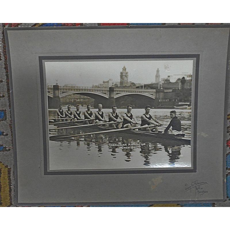 (BW1112L) TASMANIA · 1932: large photo portrait of the TASMANIAN KINGS CUP CREW on the Yarra River, Melbourne · excellent condition