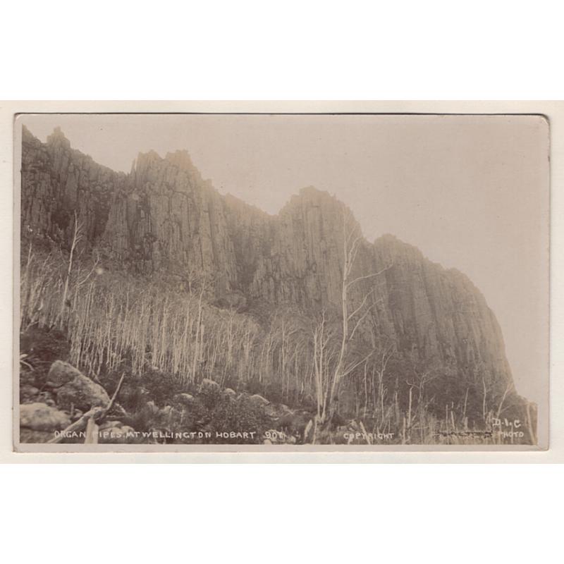 (FG15041) TASMANIA · 1920s: unused real photo card by D.I.C. (Fellowes) w/view of ORGAN PIPES, MT WELLINGTON in excellent condition