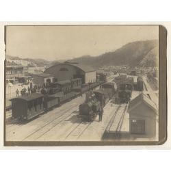 (PG10017L) TASMANIA · 1890s: large photograph of QUEENSTOWN STATION and busy RAILWAY YARD mounted to a cut-out cardboard album page: photo affixed to verso of an AERIAL ROPEWAY in use (possibly across the KING RIVER) - see full description