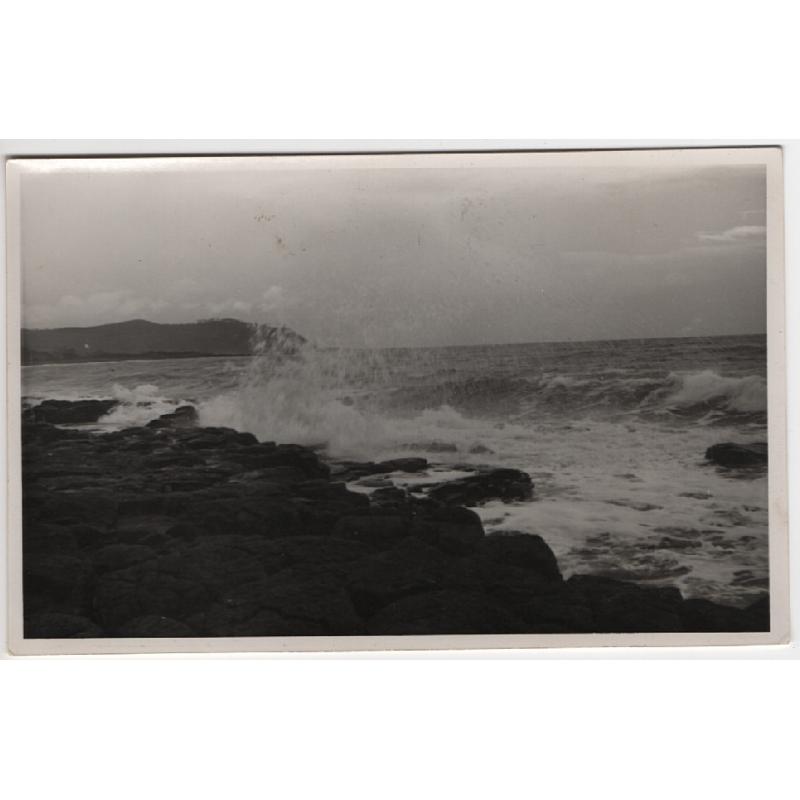 (SS1122) TASMANIA · 1930s: unused real photo card w/view of waves breaking on the shoreline east of Burnie · Round Hill can be seen in the distance · excellent to fine condition