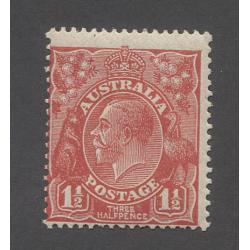 (UU1536) AUSTRALIA · 1927: MNH 1½d red KGV (SM Wmk · perf.13½x12½) · SCRATCHED PLATE variety ACSC 92(1)f · o/c otherwise in fine condition · c.v. $50 · $5 STARTER!! (2 images)
