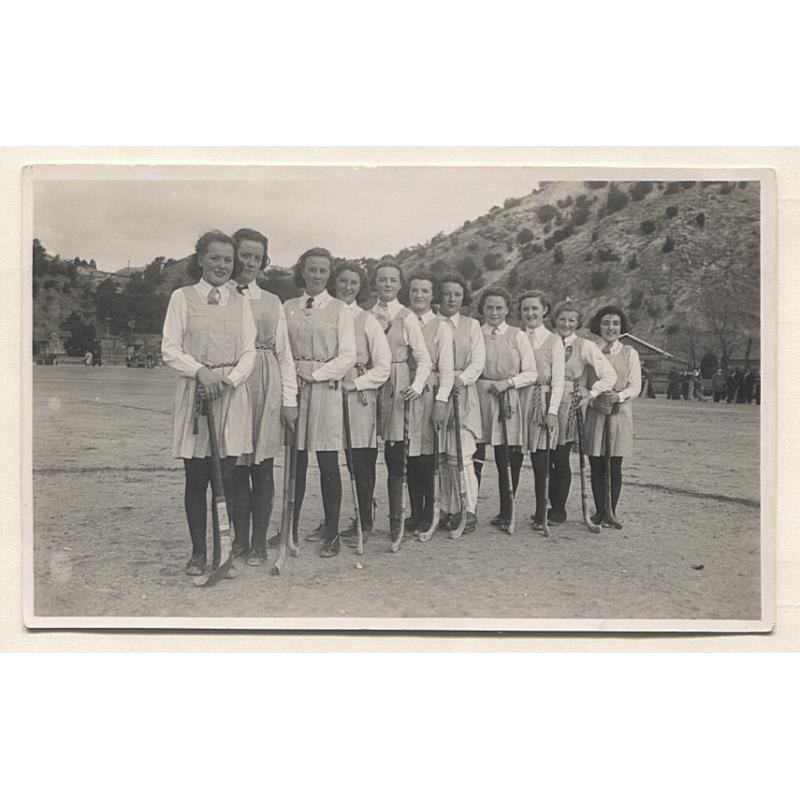 (VV10058) TASMANIA · 1930s: unused real photo card with a portrait of a WOMEN'S HOCKEY TEAM ready to play on the gravel at QUEENSTOWN  ....I wonder how long a hockey stick lasted playing on that surface · F to VF condition