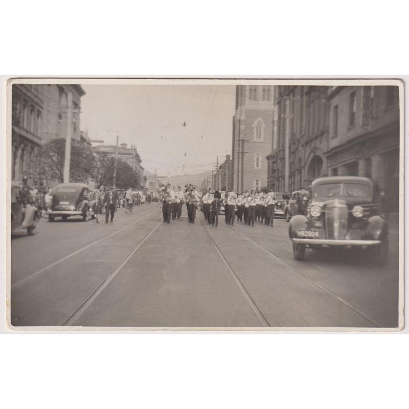 (VV1051) TASMANIA · 1939: postcard size real photo showing the RETURNED SOLDIERS JUNIOR MEMORIAL BAND leading part of the ANZAC DAY march along Macquarie Street, Hobart - $5 STARTER!!