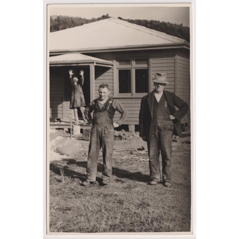 (VV1053) TASMANIA · 1936/37: unused real photo card with a portrait of tradesmen outside the soon-to-open radio station 7QT at QUEENSTOWN · fine condition · also "bonus" card · see full description
