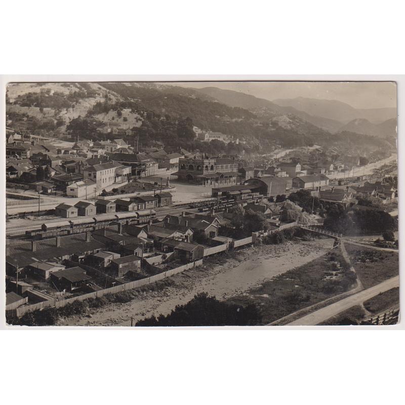 (VV1068) TASMANIA · 1920s: unused real photo card with a view of QUEENSTOWN centred on the railway station and Empire Hotel · excellent condition
