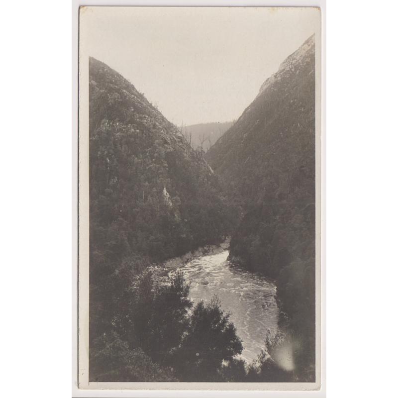(VV1209) TASMANIA · 1920s: unused real photo card with a view of the KING RIVER GORGE taken from the Queenstown - Strahan railway · fine condition
