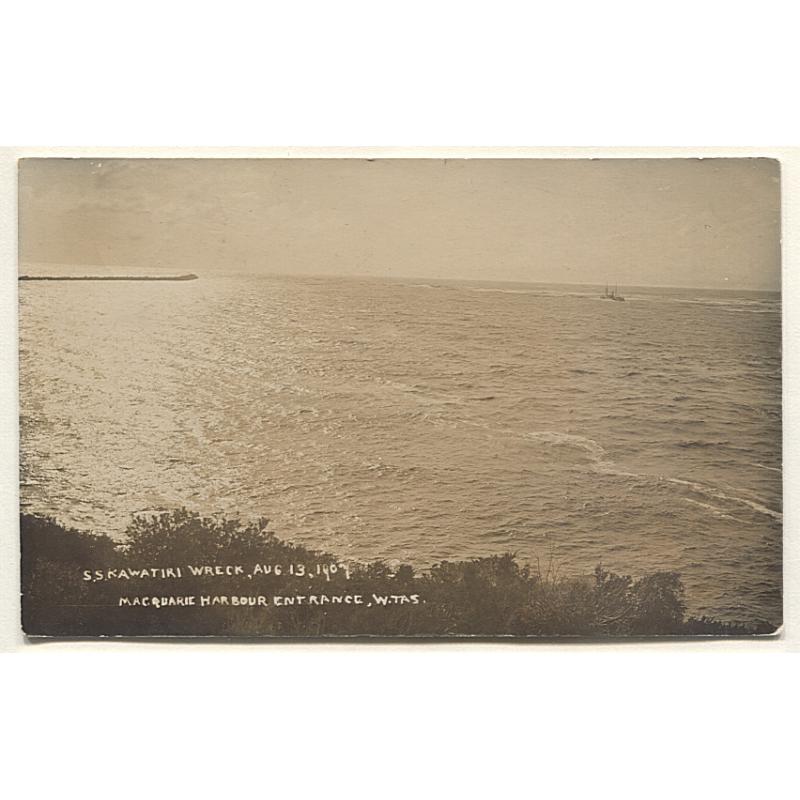 (WS15009) TASMANIA · 1907: real photo card with a view of the S.S. KAWATIKI WRECK AUG. 13 1907 MACQUARIE HARBOUR ENTRANCE · postally used from Gormanston · fine condition