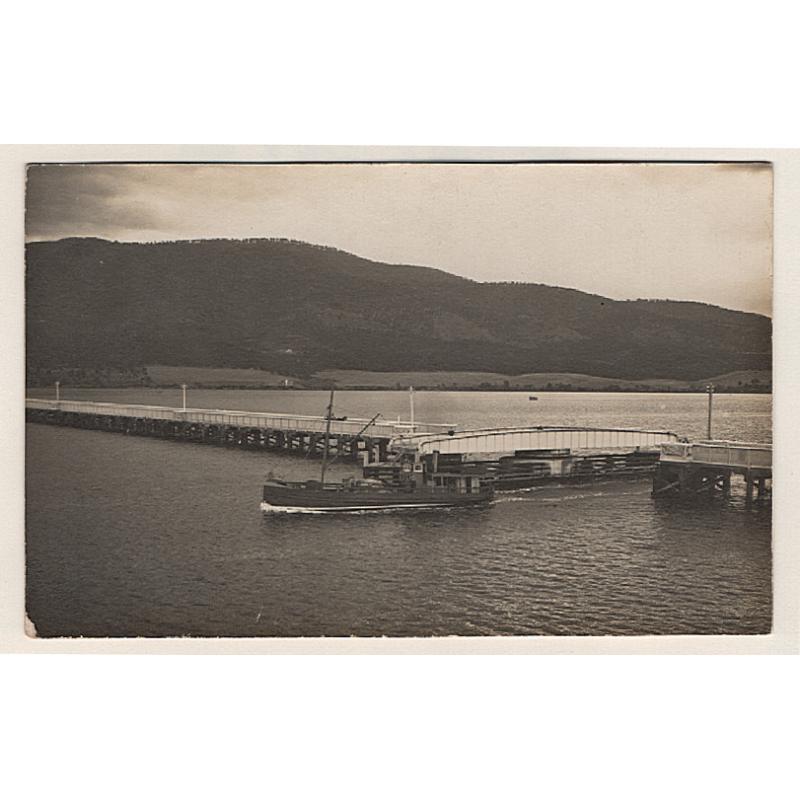 (WW15050) TASMANIA · c.1910: unused card with a view of the Derwent River steamer "THISTLE" passing through the swing bridge at BRIDGEWATER · some minor peripheral wear o/wise in excellent condition