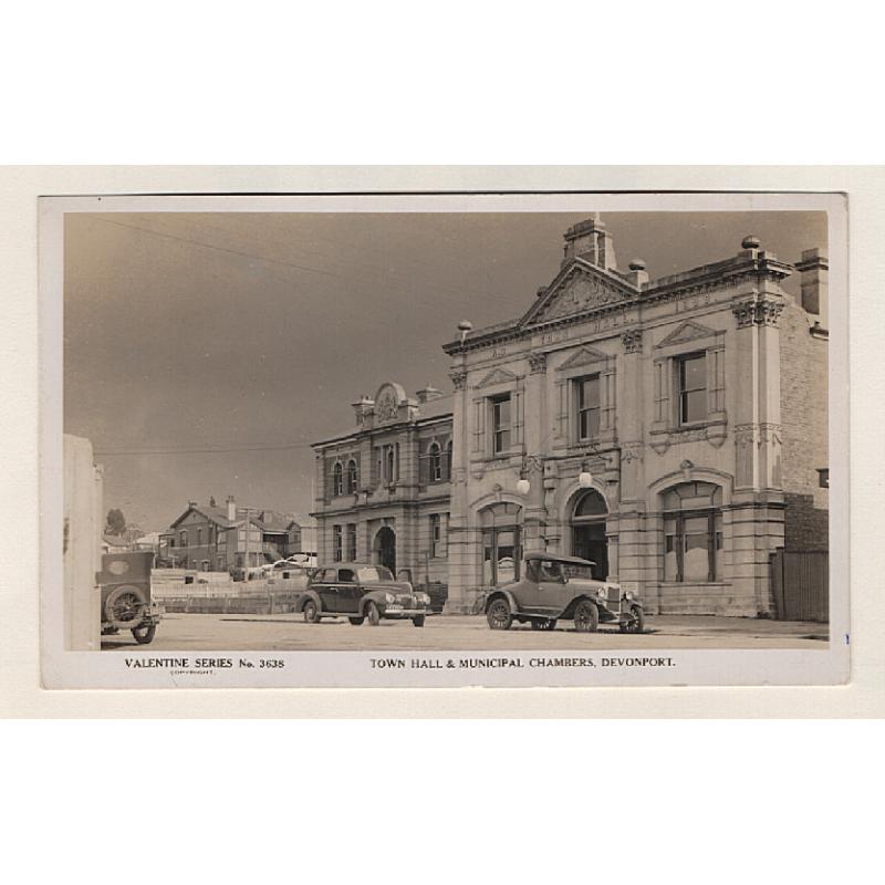 (WW15081) TASMANIA · 1930s: unused real photo card by Valentine's (No.3638) w/view of the TOWN HALL & MUNICIPAL CHAMBERS, DEVONPORT · message on verso but not postally used · excellent to fine condition