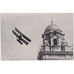 (WW1509) TASMANIA  1919: unused card printed by "The Mercury" with a view of CAPTAIN ERIC CUMMINGS D.F.C. of the A.F.C. FLYING BELOW (??) THE TOWER OF THE GPO HOBART in September · a very rare card in F to VF condition