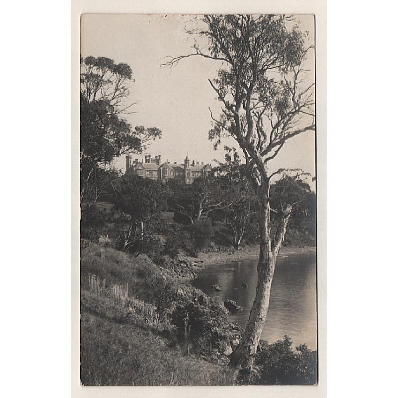 (WW15103) TASMANIA · 1906: postally used real photo card by an unidentified photographer with an uncommon view of GOVERNMENT HOUSE at HOBART · excellent condition