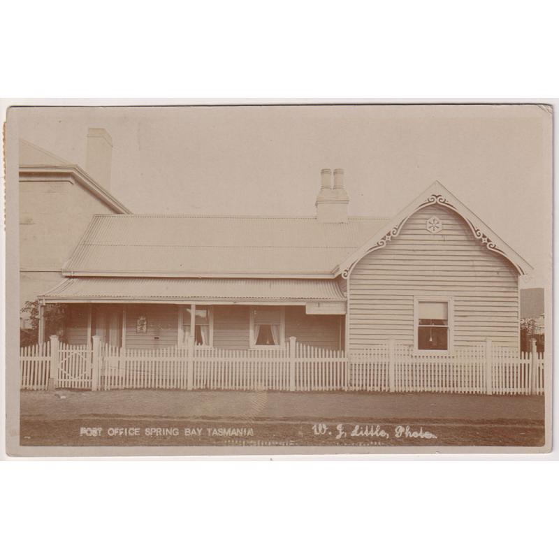 (WW1554) TASMANIA  · 1909: real photo card by W.J. Little w/view of the POST OFFICE SPRING BAY (Triabunna) · mailed from there with 2x ½d Pictorial franking · excellent to fine condition
