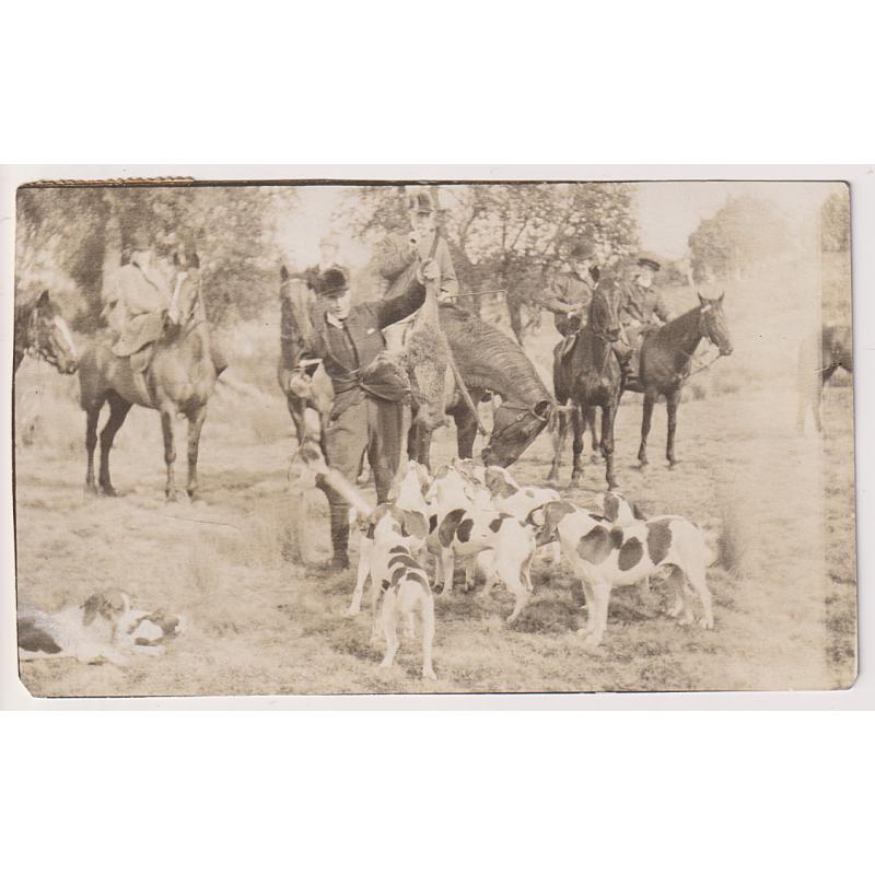 (WW1590) TASMANIA · 1909: real photo card with a portrait of a HUNTING PARTY, most likely in the OATLANDS area · card posted from there to Launceston · excellent condition