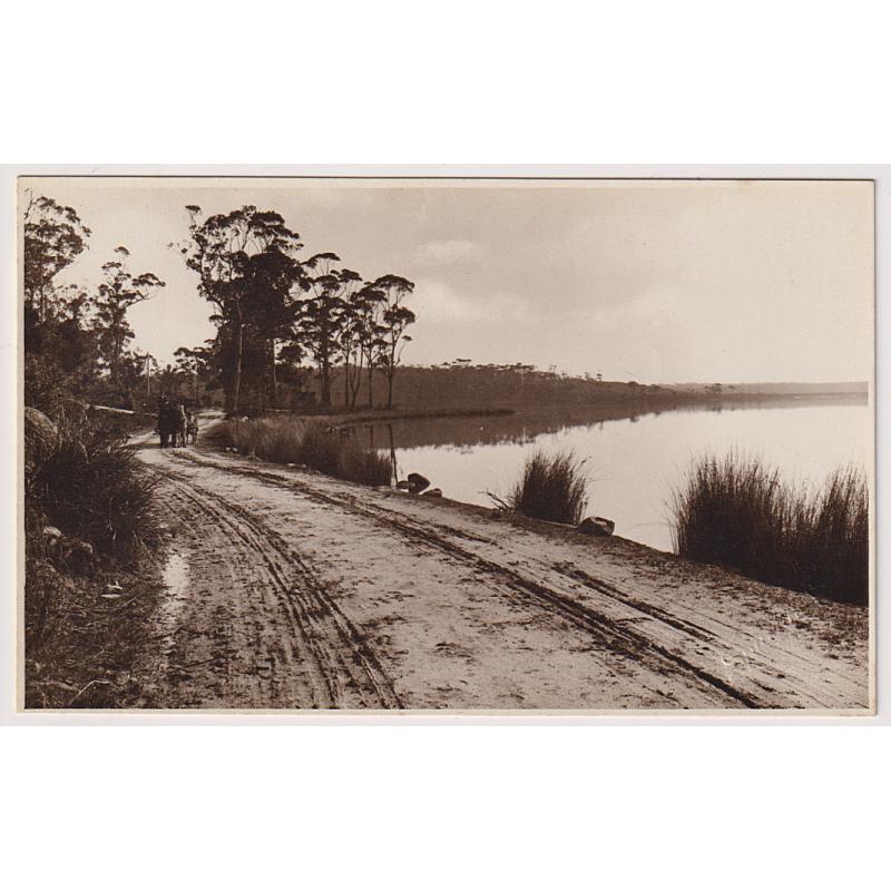 (WW1606) TASMANIA · 1920s: unused real photo card by Spurling with a roadside view of Georges Bay near ST HELENS · nice condition