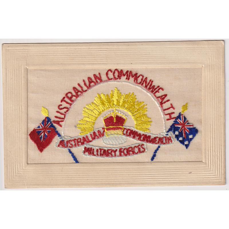 (YY1206) AUSTRALIA · FRANCE  c.1918: unused embroidered "Brodees 'La Pensee'" silk postcard of patriotic design with flags and insignia of the Australian Commonwealth Military Forces · any imperfections are very minor